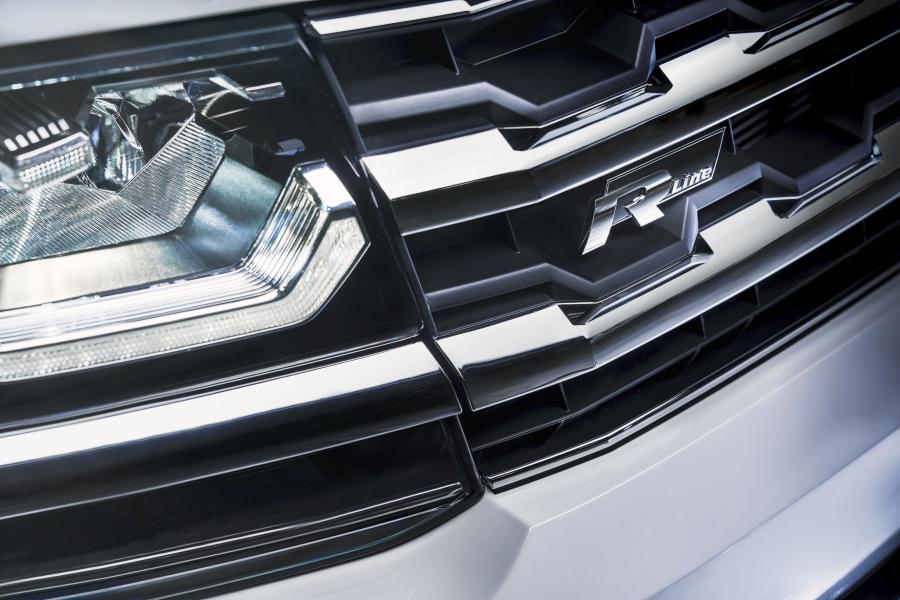 Логотип Volkswagen Atlas R-Line 2017 года  (фото 15 из 16)